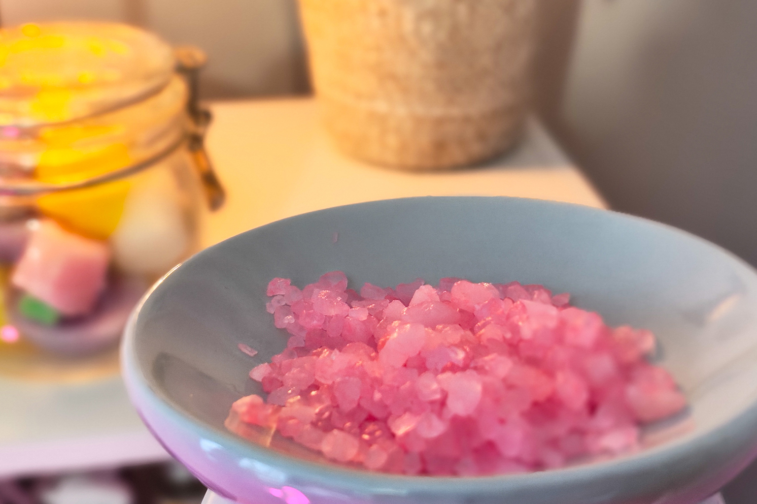 sizzlers scented crystals in wax melt burner with wax melts in a jar